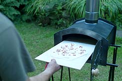 Flammkuchen in den Ofen schieben